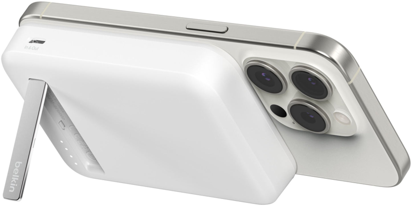 Belkin BoostCharge Pro Wireless Powerbank mit Kickstand, 8000mAh, 15W, FQI, 1 x QI - 1 x USB-C, Weiß BPD007btWH