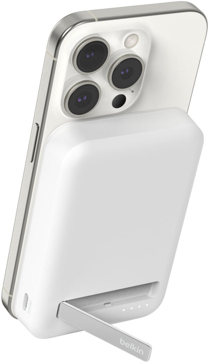 Belkin BoostCharge Pro Wireless Powerbank mit Kickstand, 8000mAh, 15W, FQI, 1 x QI - 1 x USB-C, Weiß BPD007btWH