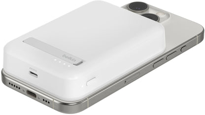 Belkin BoostCharge Pro Wireless Powerbank mit Kickstand, 10000mAh, 15W, FQI, 1 x QI - 1 x USB-C, Weiß BPD008btWH