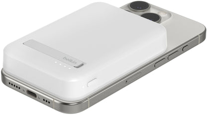 Belkin BoostCharge Pro Wireless Powerbank mit Kickstand, 8000mAh, 15W, FQI, 1 x QI - 1 x USB-C, Weiß BPD007btWH